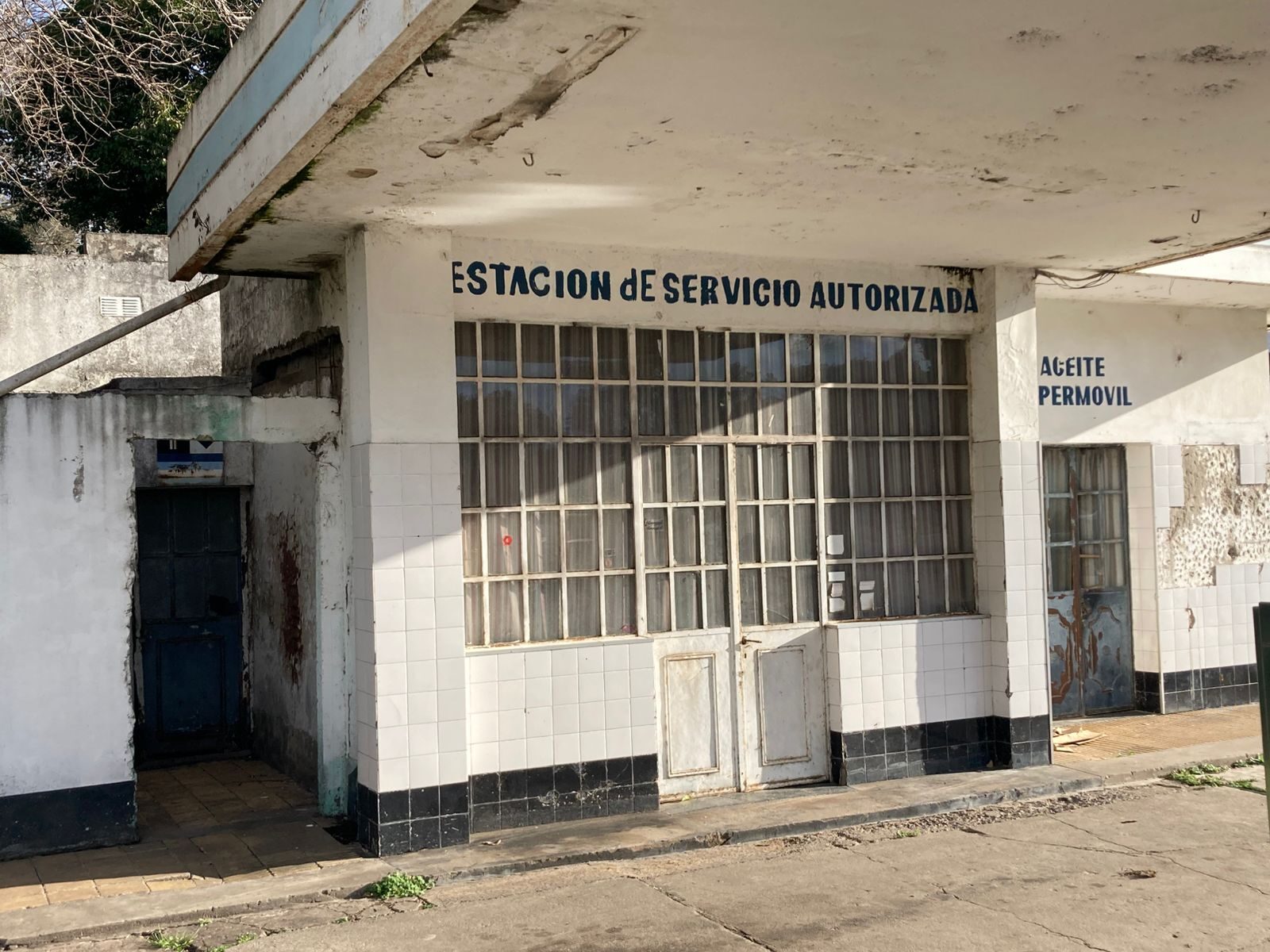 Estación de servicio antigua,abandonada- Luján — foto 07