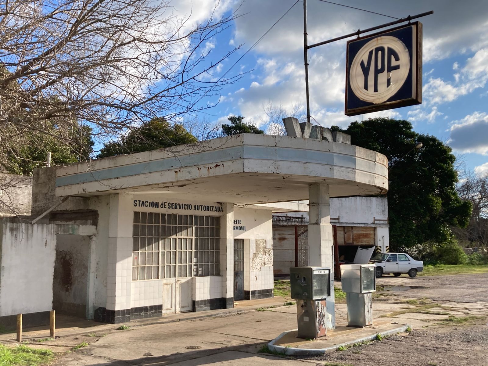 Estación de servicio antigua,abandonada- Luján — foto 08