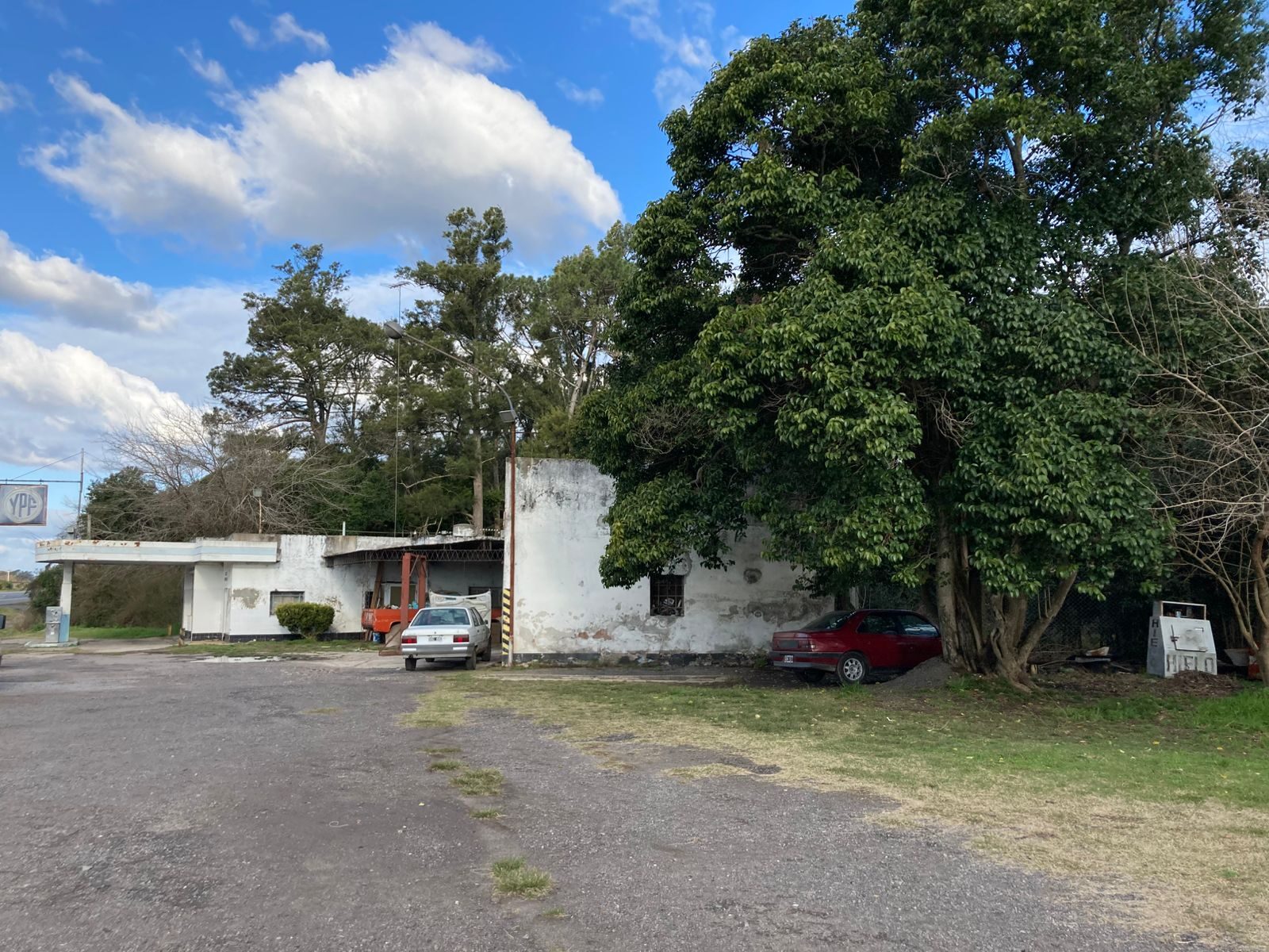 Estación de servicio antigua,abandonada- Luján — foto 09