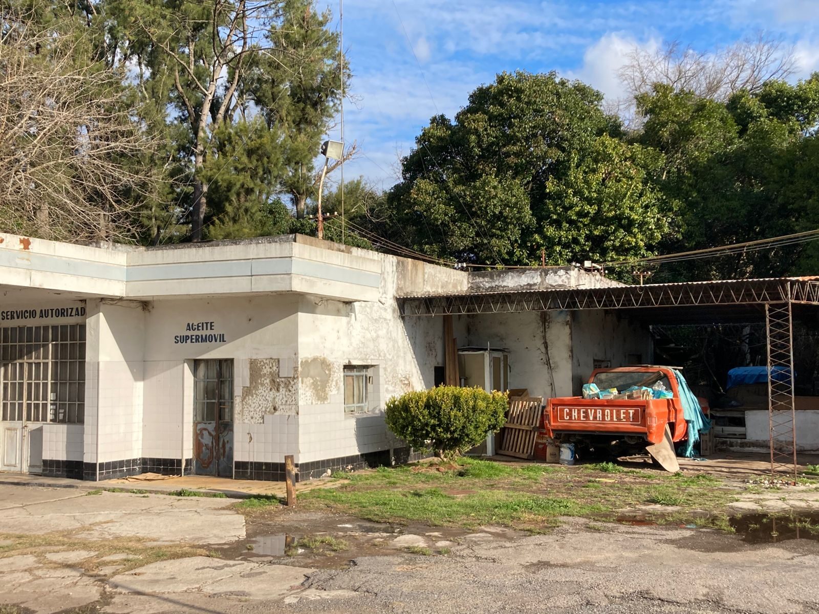Estación de servicio antigua,abandonada- Luján — foto 10