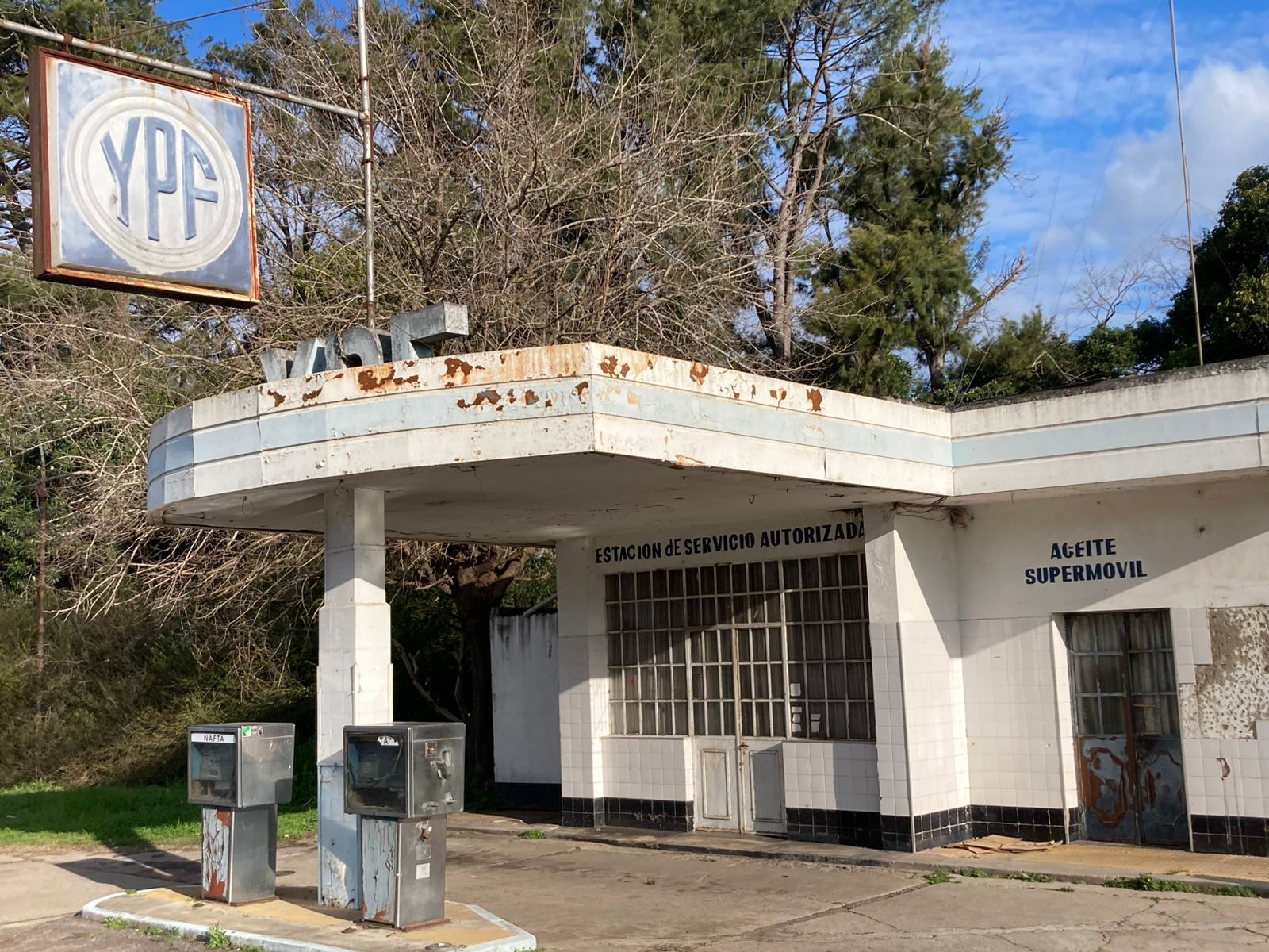 Estación de servicio antigua,abandonada- Luján — foto 11