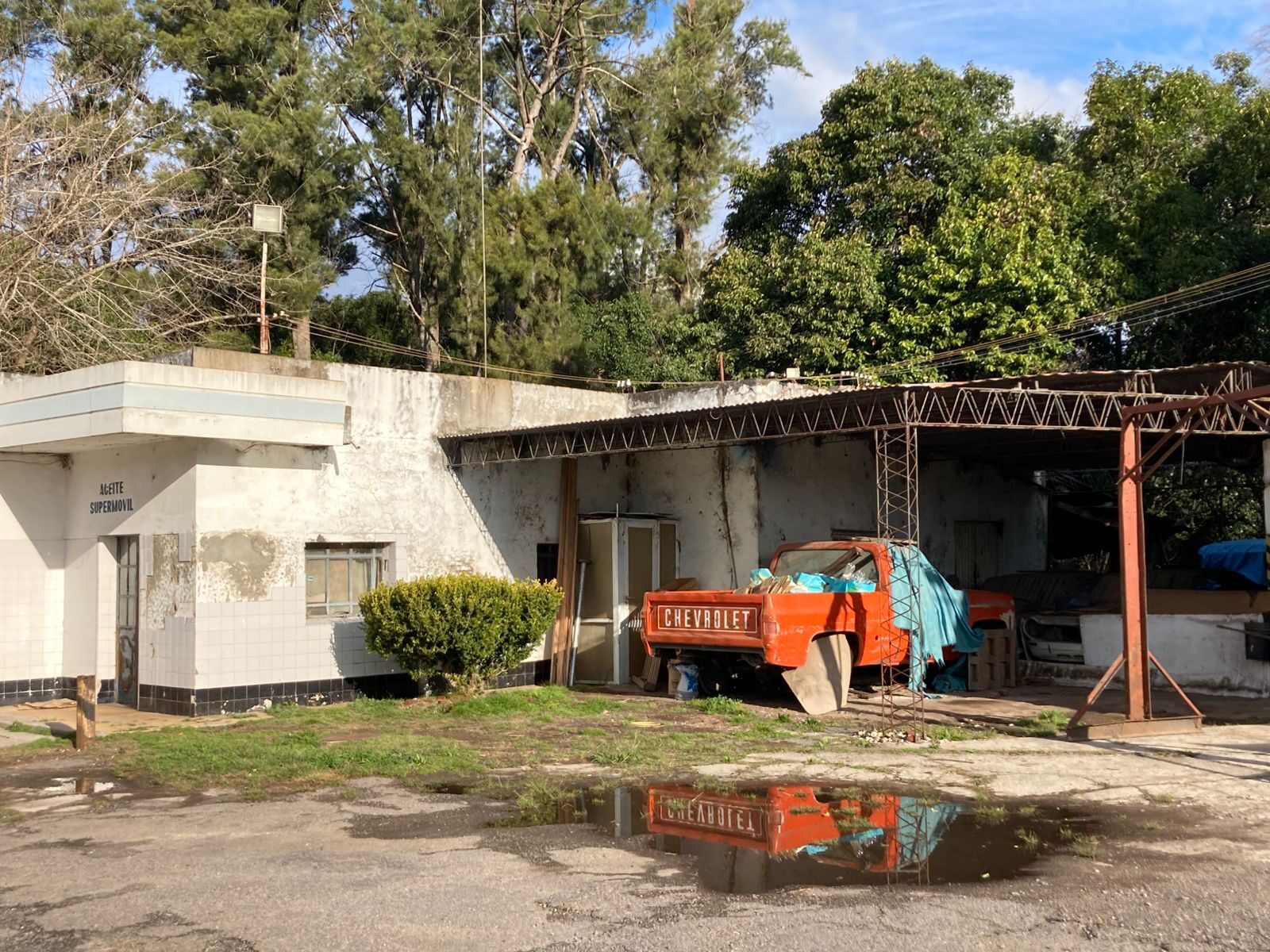 Estación de servicio antigua,abandonada- Luján — foto 12