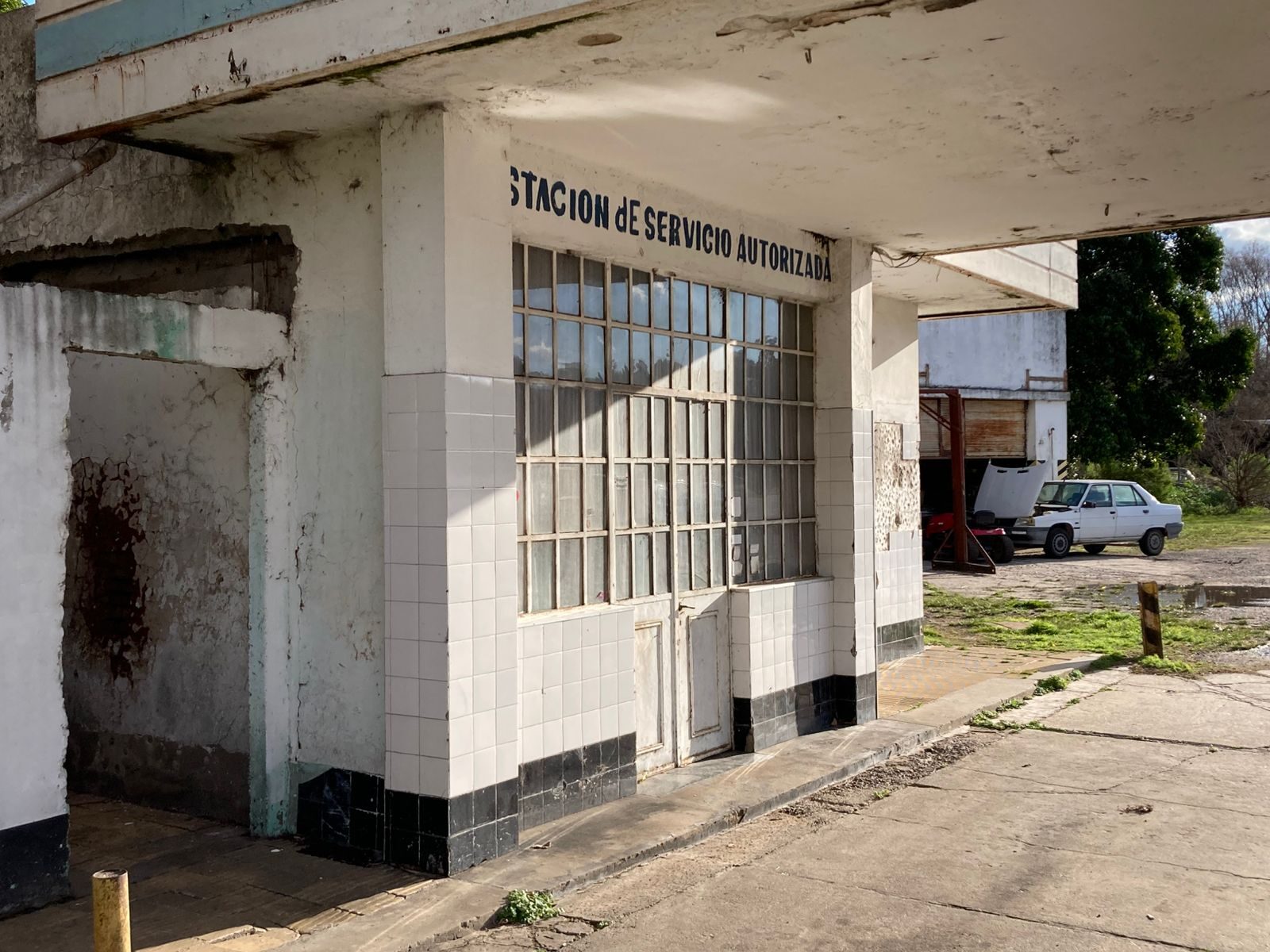 Estación de servicio antigua,abandonada- Luján — foto 13